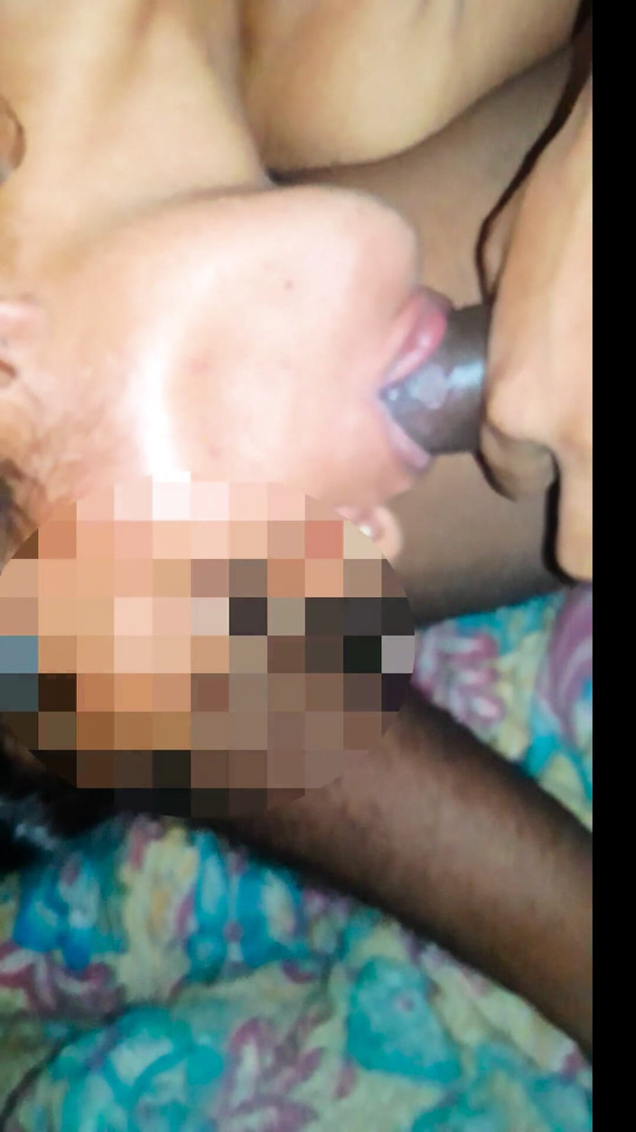 Desi dose700: Köylü kız arkadaşım 69 postionunda sikimi emiyor ve amcığımı yalıyorum