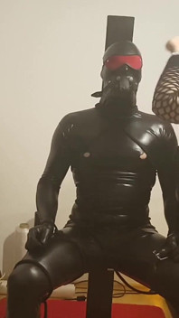 Golden शावर बुत - परिपक्व domme Drenches लेटेक्स गुलाम