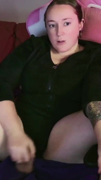 Gadis streamer lagi asik ngentot memeknya pakai dildo