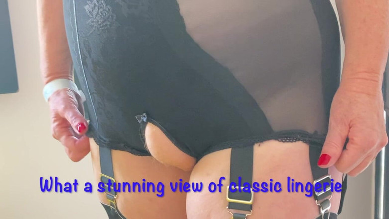 Aunty Sandra vintage girdle queen: Makcik Sandra dalam girdle yang menakjubkan