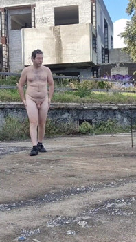 Tutto Nudo in Una Piazza