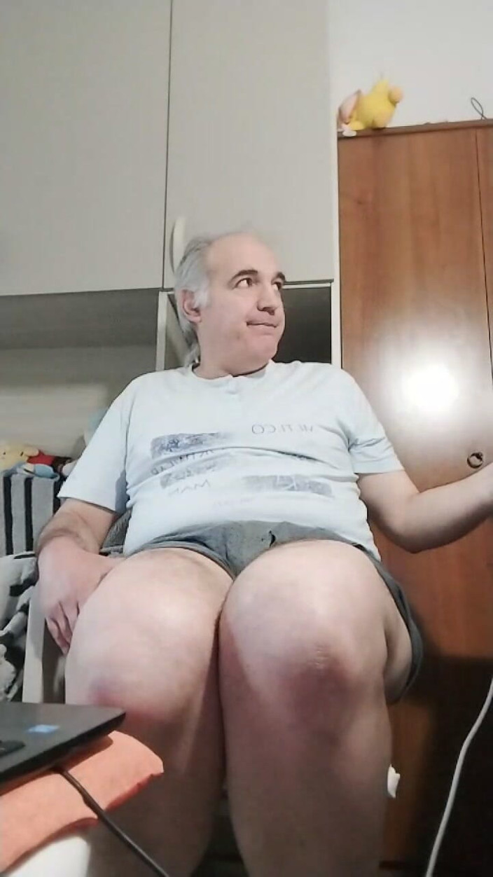 Setesesso7: Serial porno online z ręczną robotą i moczem w butelce