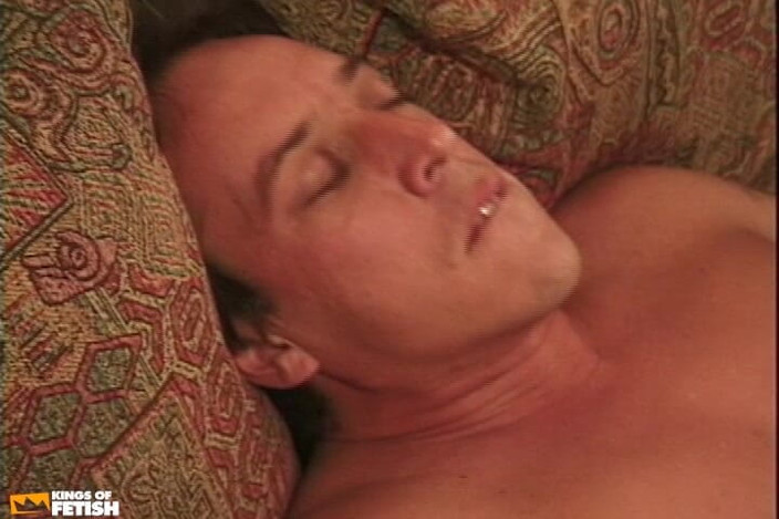 Gay Diaries: Un bărbat tatuat este futut în cur de un geamăn cu...