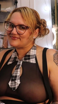 Une étudiante excitée se fait distraire