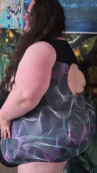 Une SSBBW sexy se met en maillot de bain moulant