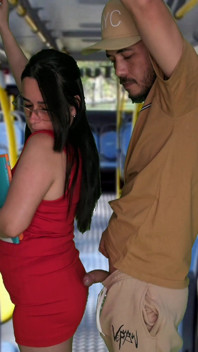 Estudante sendo no ônibus!