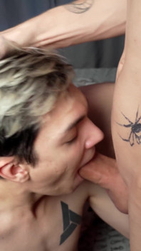 Милий twink змушує великий член кінчити