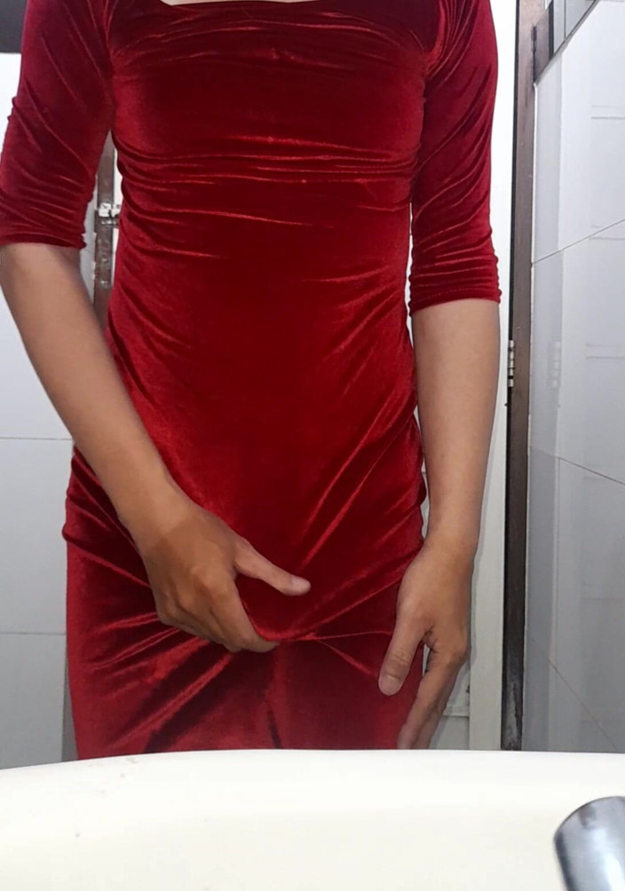Naomisinka: Crossdresser stříkání do sexy sametových šatů