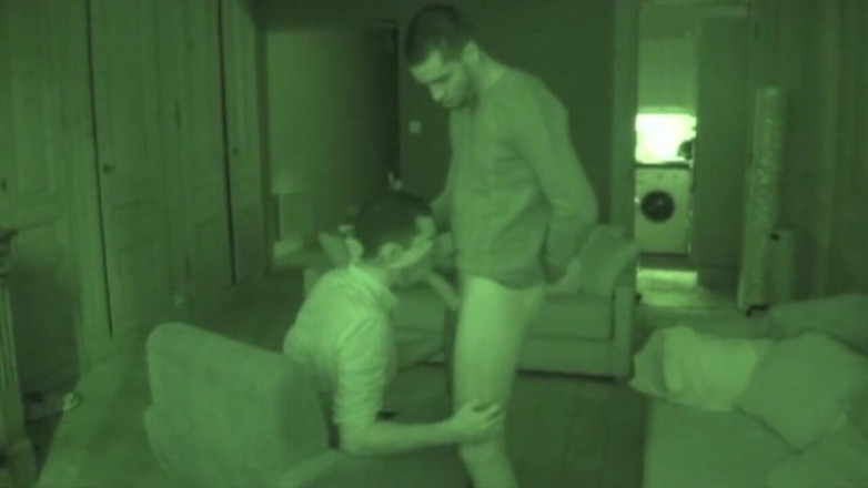 Crunch Boy: Homosexual surprins să sugă ochiul de la camera web a...