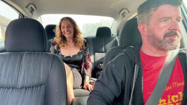 Molly McSquirts: Motorista do Uber me fode na minha garagem