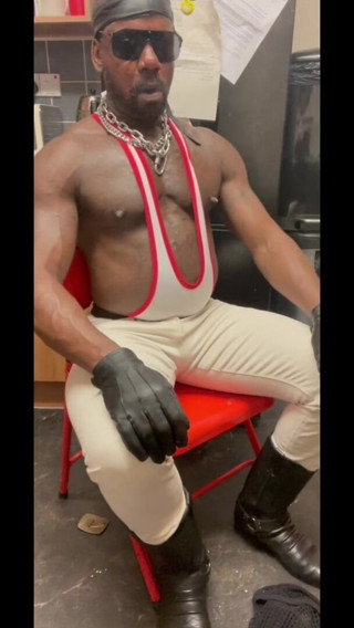 Brodyjayrichardson: Binaragawan hitam merokok, berpose, fleksi otot &. Cumming