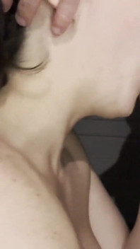 안경을 쓴 창녀가 대박 맥동 오럴 질싸로 근접 오럴을 해줘