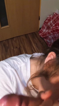 Drsné slintající šukání do krku a šukání obličeje k slzám