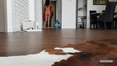 Sweet Buttocks: 在送货员面前用落下毛巾的性感恶作剧