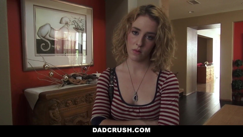 Dad Crush: 그녀의 비밀을 지키기 위해 아빠를 만족하는 장난꾸러기 의붓딸 보니 그레이