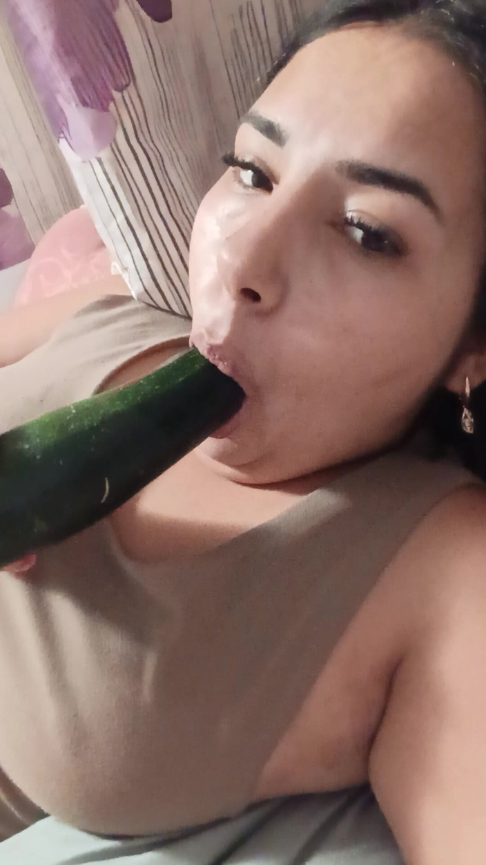 Miriamdavid97: Hotwife Suck Cukkini for Other Boy