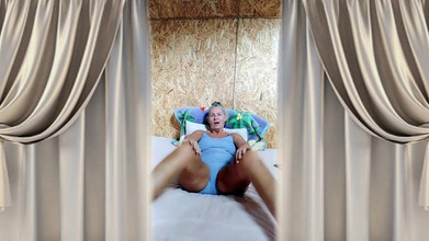 Lukerya: Sexy žena v domácnosti Lukerya. Milujte ženu, líbejte ženu, líbejte její rty a...