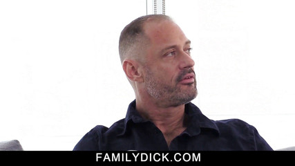 Say Uncle: Nevlastní otec dělá jeho zlomenému chlapci srdce šťastným