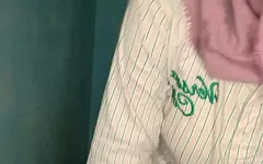 下班回家的科尔梅克独自在一个肮脏的阴户宿舍里