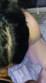 Isteri taat membuat blowjob yang hebat