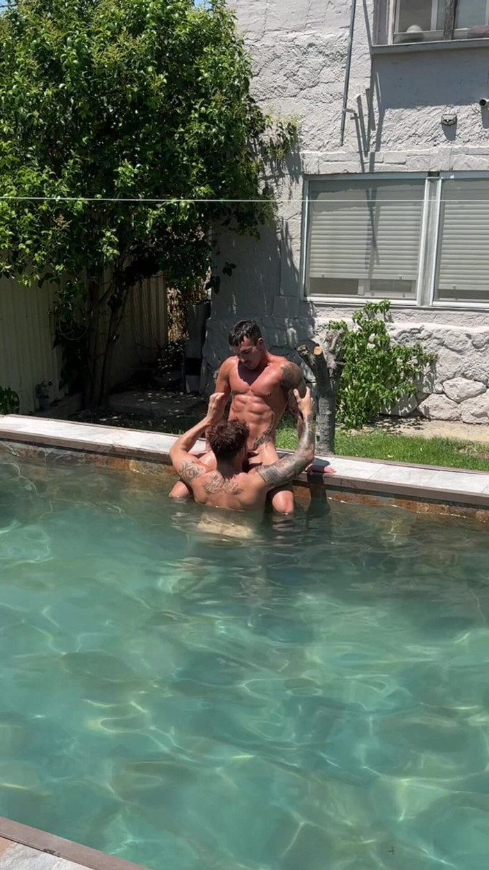Carlos and Hector: Sexo En La Piscina