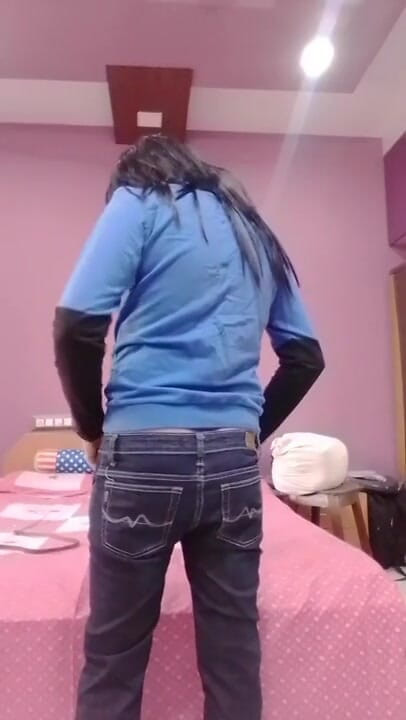Cute & Nude Crossdresser: Sevimli kadın kılıklı travesti kadın tatlı yatak odasında tatlı lolipop.