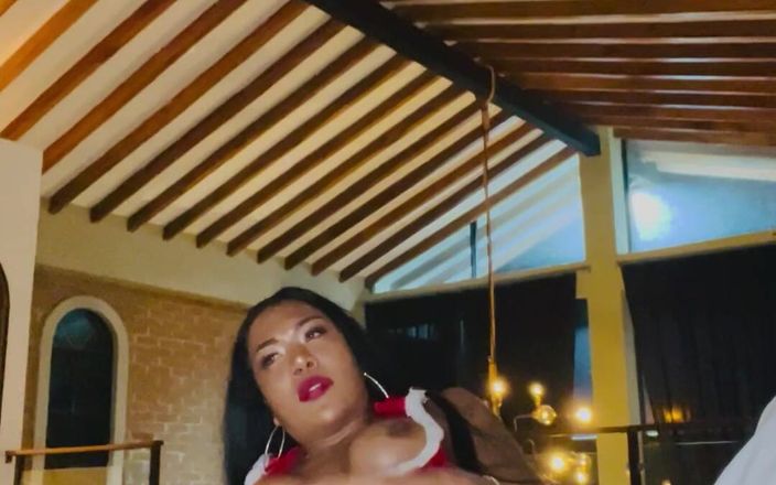 Pilar: Masturbare transsexuală, pulă latino uriașă și fund deschis delicios