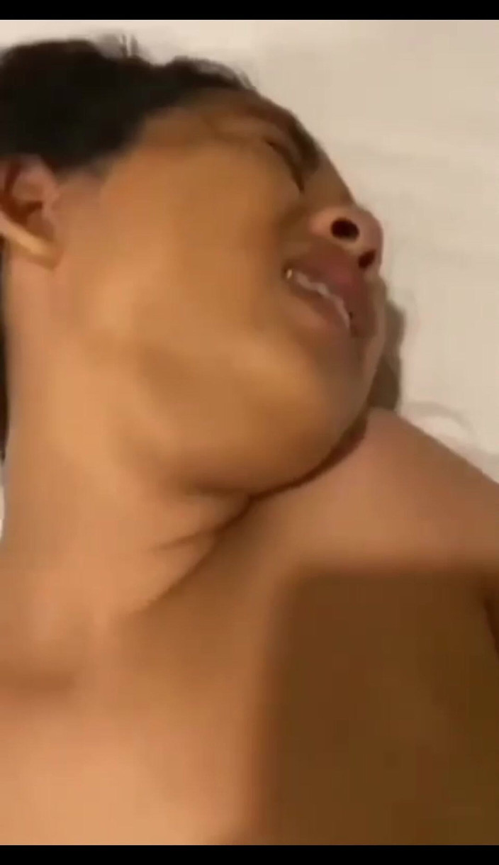 Daralux: Cewek cantik thailand lagi asis memeknya pakai susu