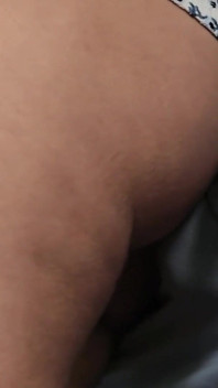 Tesão Estranho Toca No Cu De Inocente Com Sua Protuberância Maciça No Trem Lotado
