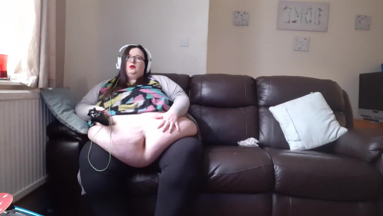 SSBBWLadyBrads: BBW SSBBW plays video games with belly