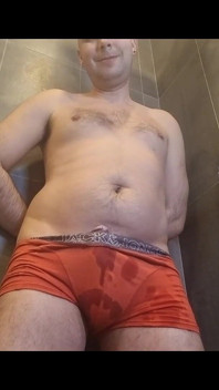 Kencing di perut saya dan dalam seluar dalam saya di bilik mandi