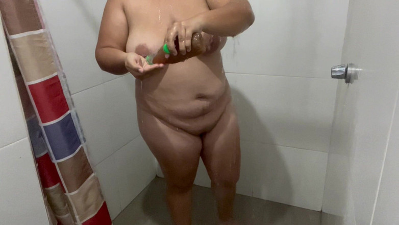 Stepmom_with_big_tits: बड़े स्तन सौतेली मम्मी शॉवर लेते समय रिकॉर्ड की जाती है और अपनी अमीर चूत को छूते हुए अपने स्तनों को अच्छे से दुलारना शुरू करती है।