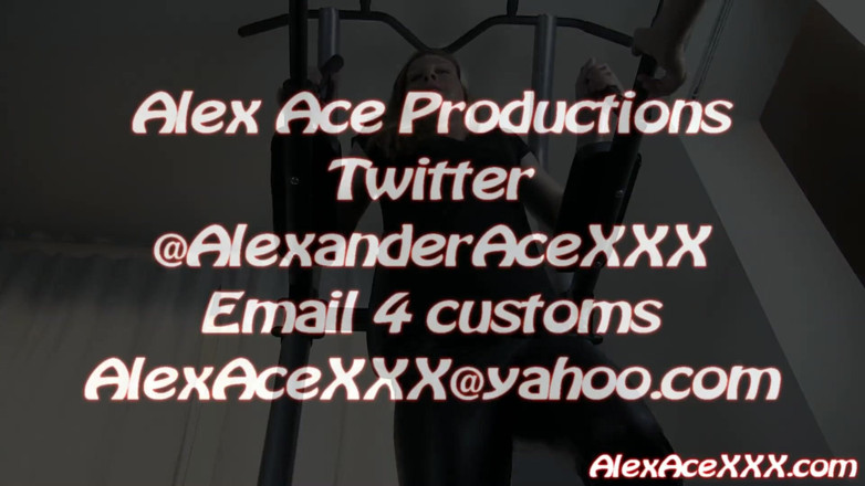 Alex Ace 305: Bailey büyüleniyor ve göğüslerine ve göbek deliğine sokuyor