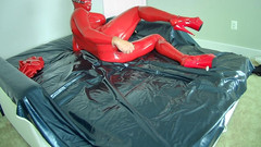 Kinkinheels: Restricción de látex rojo: placer atada y esclavitud fallida