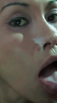 アジア系の女の子が自慰をして素敵なチンコをしゃぶる