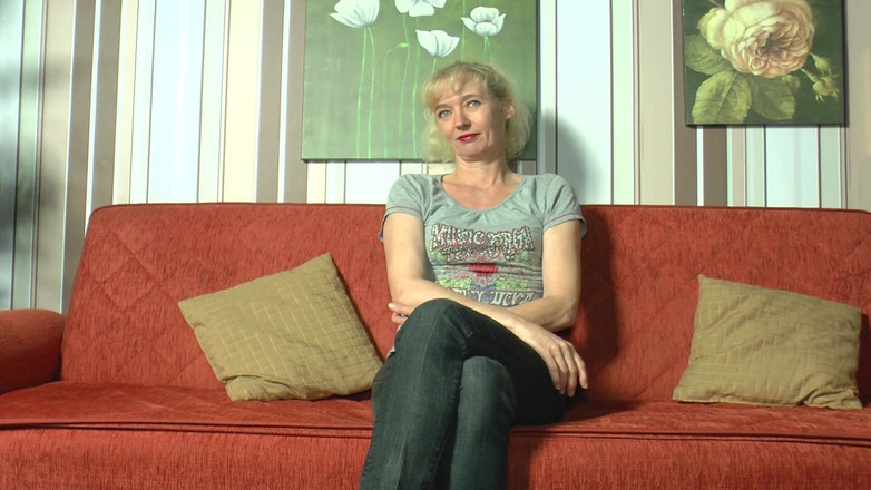 German amateur couples: La magra troia tedesca si masturba in una calda azione...