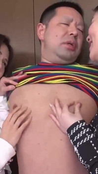 Ona nadal ssie jego penisa z pysznym smakiem, podczas gdy on ciągle szepta do jej ucha -6