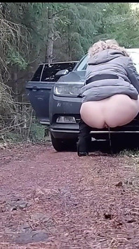 MILF rychlé šukání venku poblíž veřejné dálnice stříkání dovnitř a piss it