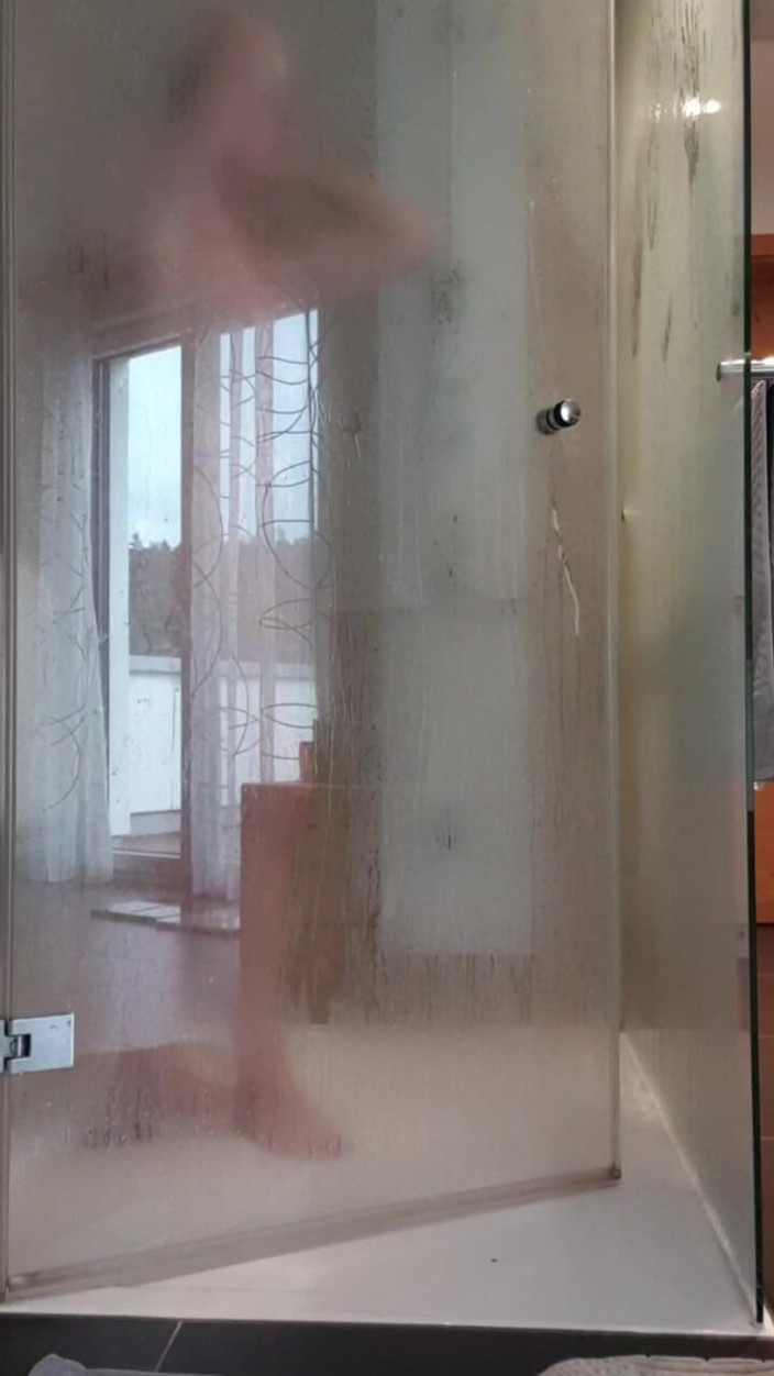 JulieEroticDress: MILF mengalami orgasme semasa mandi