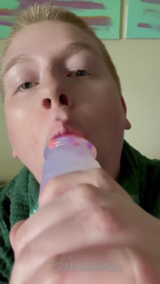 Maddie Minx productions: Zrzavá milfka plive a dáví se na obří robertek