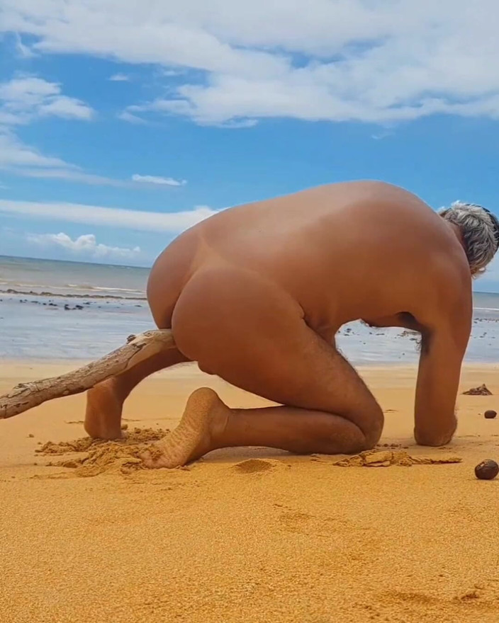 Ladysilvas: Ladysilva am strand nackt masturbiert mit einem schwanz in ihrem...