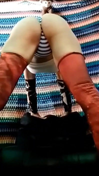 Draußen in meinem kleinen bikinihöschen und leggings aus dem bodenansicht gefilmt