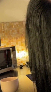 Puting keluar awek si rambut coklat terhangat di dapur membentangkan kaki dan pepek menunjukkan pantat besar melakukan kecergasan di bawah pakaian tembus pandang