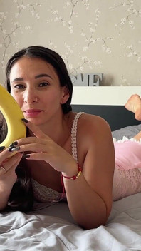 Beauty Morning Routine - Banana Eating for Start