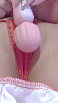 Štíhlá downer dívka ve stylu oblečení Cosplayer ukazuje své tiché kouzlo jako reimu svatá panna znovu 2