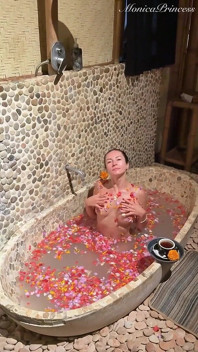 Merakam di bilik mandi berbogel di spa - Di sebalik Tabir
