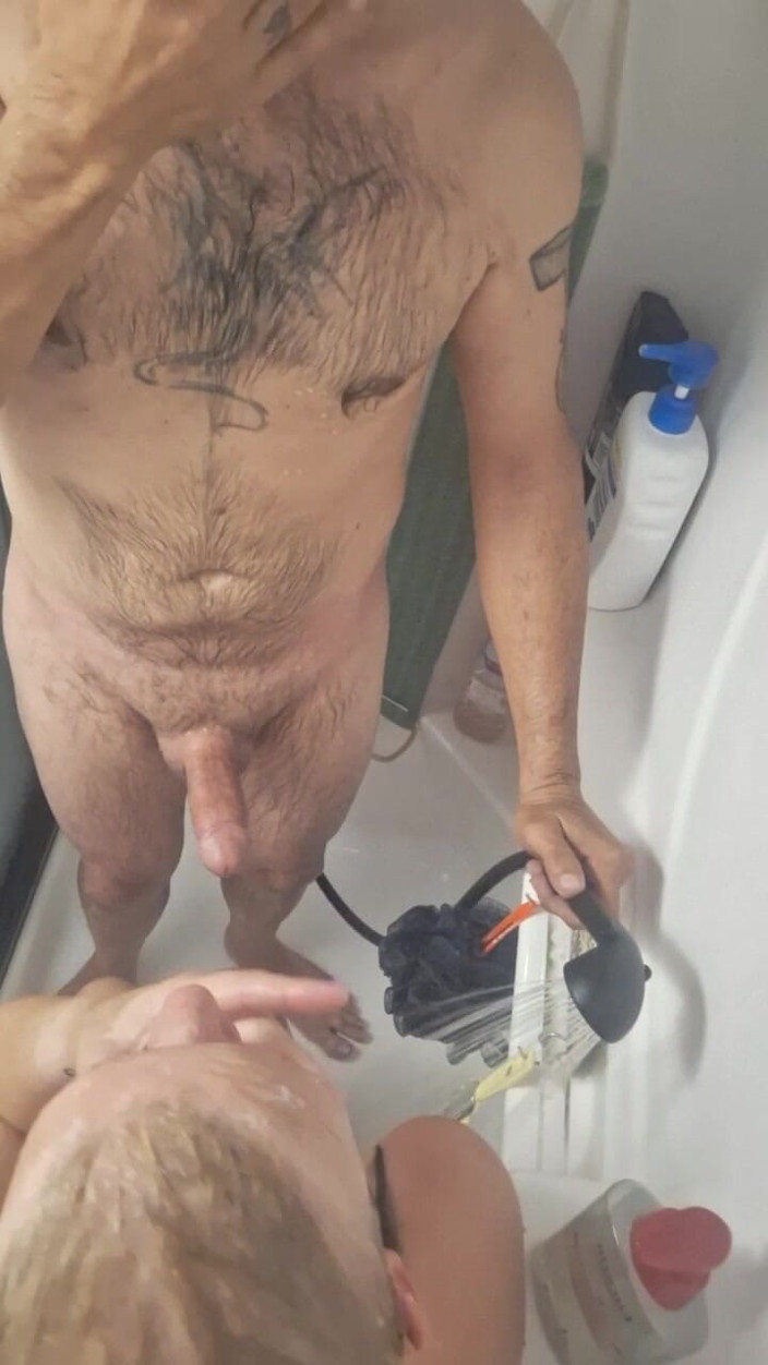 KittieNoOne: Überraschter blowjob für ehemann in der dusche