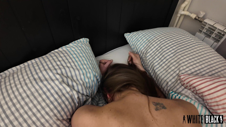 WhiteBlack: Macecha se probudila s mokrou kundičkou, kterou laskavě vytáhl na...