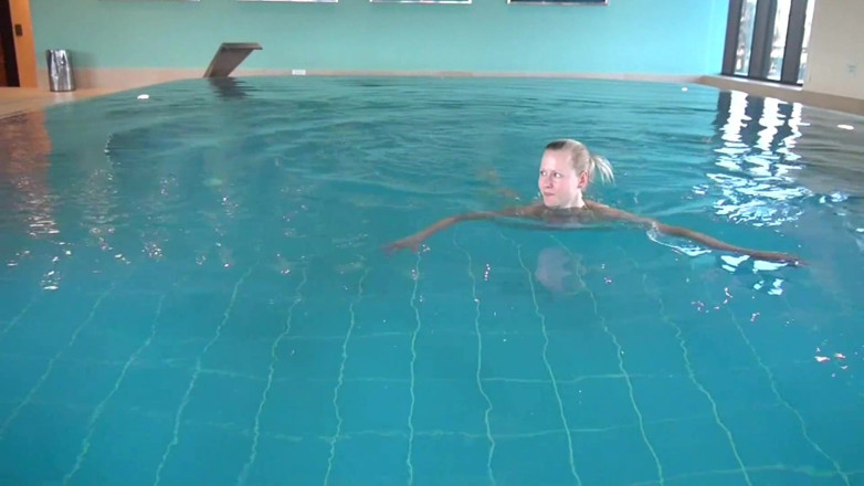 Blondehexe: Honění u bazénu, část 1