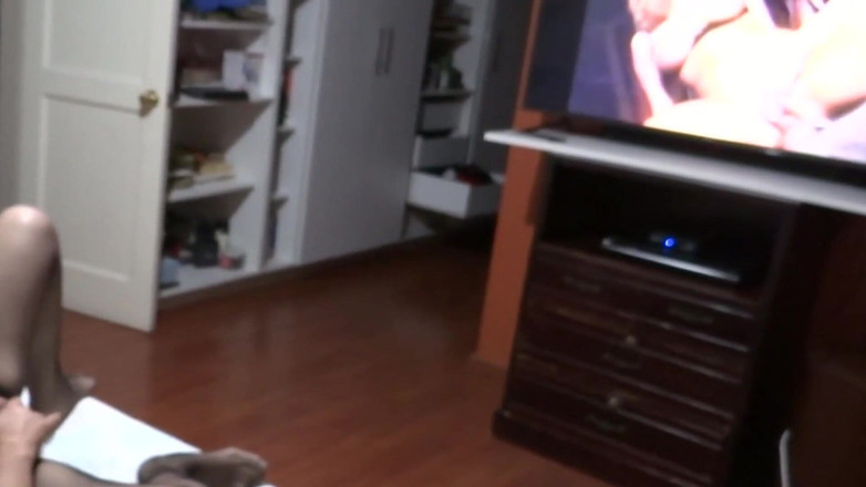 Ardientes69: 我拍摄我妻子的妹妹一边看色情片一边自慰